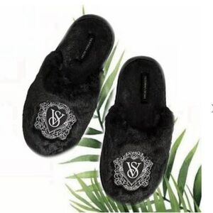 Victoria's Secret Black Closed-Toe Size M (7-8) Faux Fur Slippers(NWT)